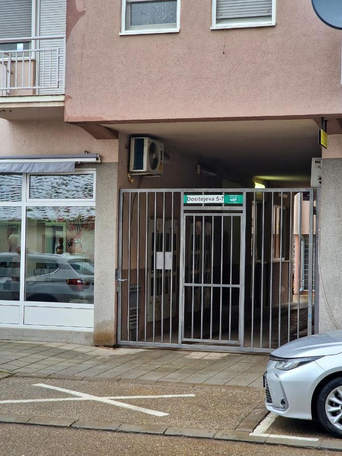 Apartamento Quiet Center Sremska Mitrovica Exterior foto